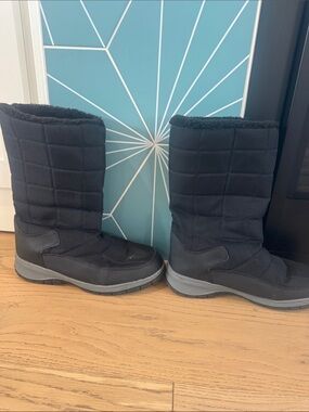 Black Women's Insulated Snow/Winter Boots Ski Boots Size 9
